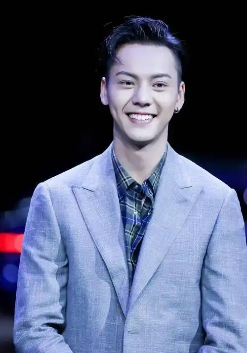 如今追如狗",这些明星完美诠释,娱圈是把整容刀_秦海璐_王俊凯_陈小