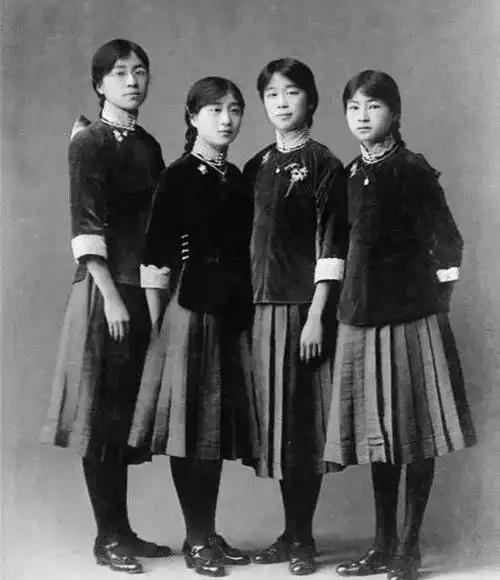 20年代,女生的校服一般为中式上衣搭配西式百褶裙,简单大方.
