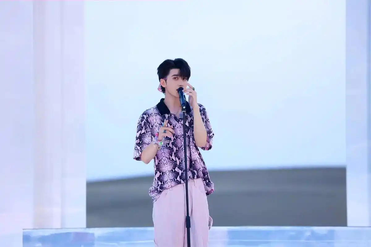 蔡徐坤《hug me》#蔡徐坤新歌hugme  #奔跑吧蔡徐 - 抖音