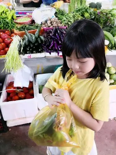 人小鬼大.林可可和妈妈一起去买菜