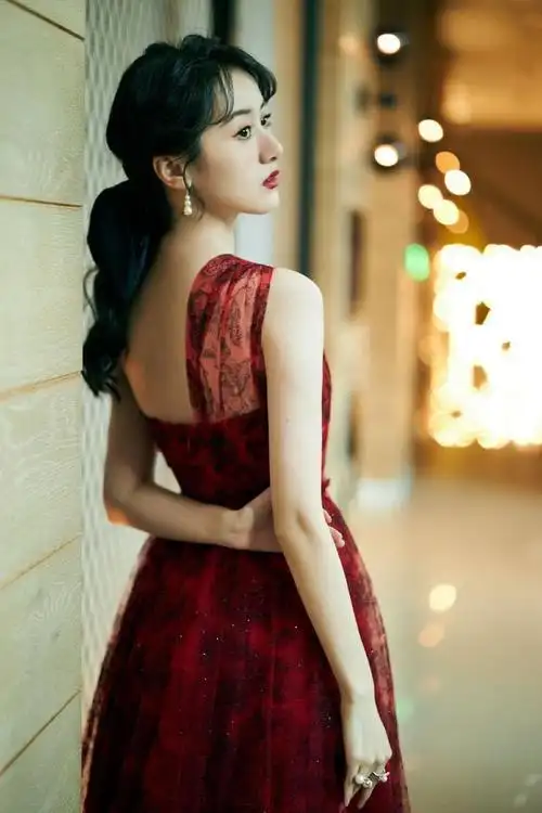 28岁袁冰妍换风格穿黑色蕾丝裙大秀好身材魅惑气质太浓