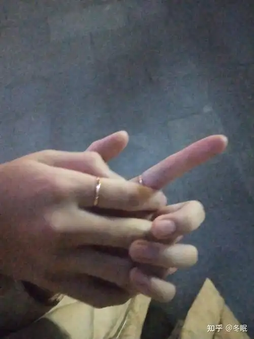 本人男生怎么假装有男朋友想求一张牵手照片或者依稀可见背影的照片发