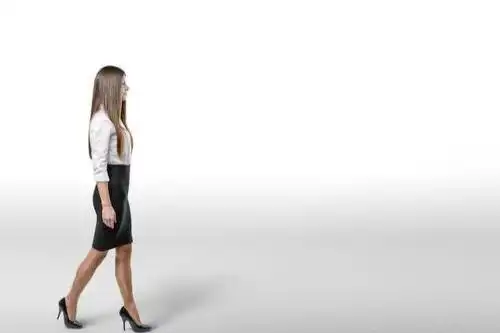 女生有气质的走路姿势,女人最好看端庄的走路姿势