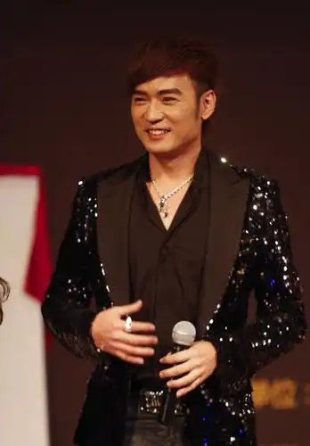 焦恩俊好像胖了,但是眉眼依旧帅气迷人,藏蓝色西装难藏魅力