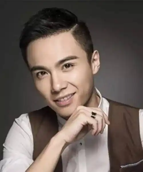 男士短发侧分发型 完美诠释时尚帅男!型爆一个夏天!