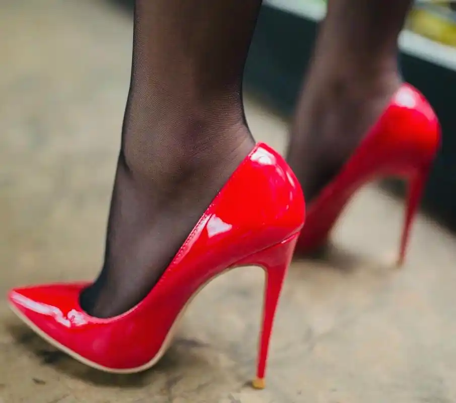 红色美甲搭配红色高跟鞋90,御姐范儿十足#高跟鞋# #时尚穿搭
