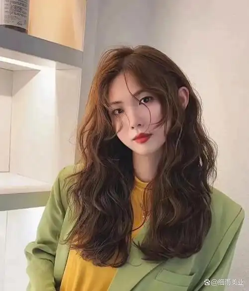 法式烫是属于中大卷的发型,非常百搭好看气质满满.