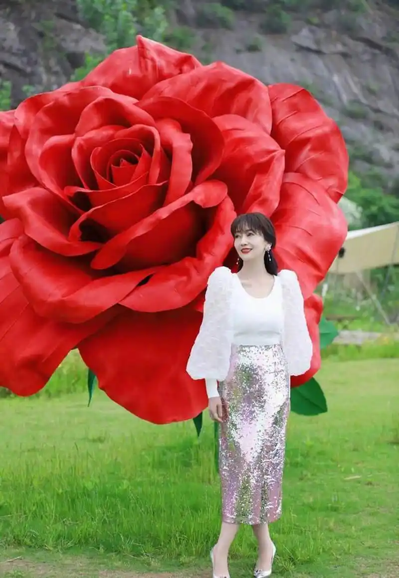 今日赵雅芝在个人微博账号晒出了一组玫瑰花下写真照,今年已69岁高龄