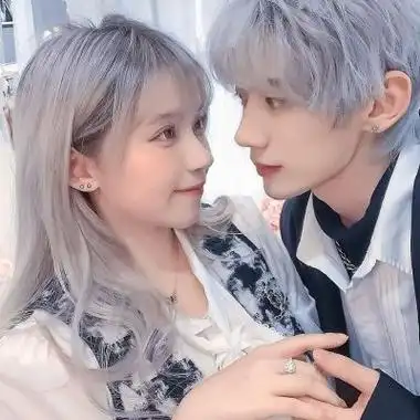 清新白衬衫情侣头像一男一女山高路远为你而来