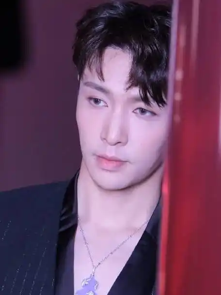 绝美侧颜 冷白皮肤 蓝灰美瞳  抵得住怼脸拍的高级脸@张艺兴