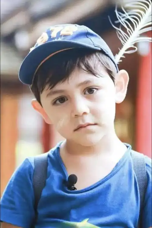 昨日晚上八点多,就有网友在社交平台上公布巧遇刘烨孩子诺一的照片