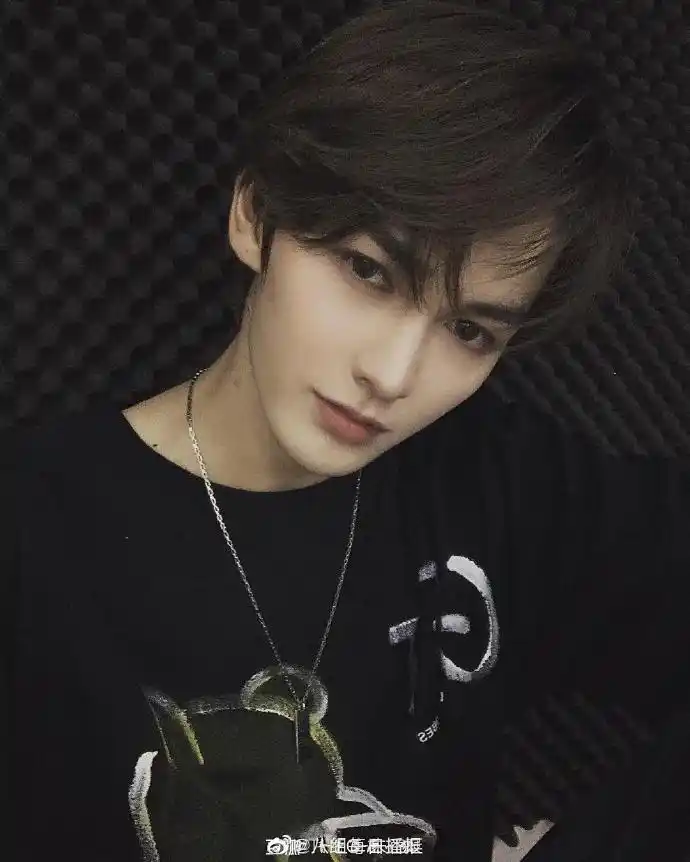 你有没有被朱正廷的这两张照片秒到