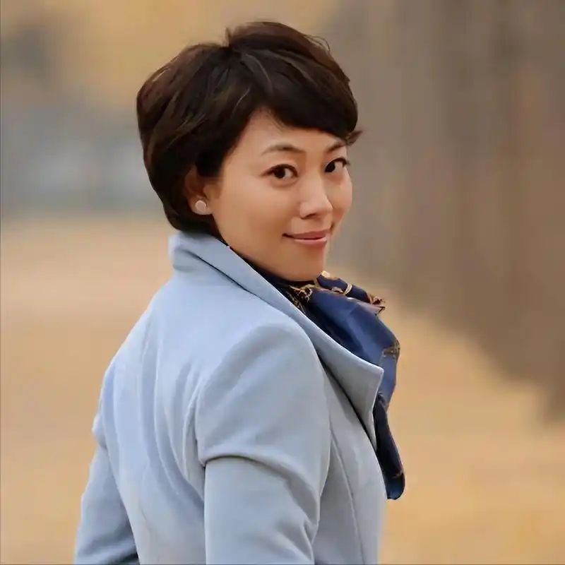 央视主持人劳春燕:与老公分居17年,她却说很幸福,原因是什么?