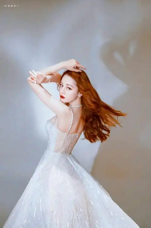 cr:半颗孤星- 饭修/迪丽热巴2019腾讯视频星光大赏迪丽热巴纯白婚纱裙