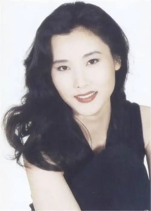 何赛飞罕见老照片,最后一幅图,尽显浓浓高贵优雅女人味