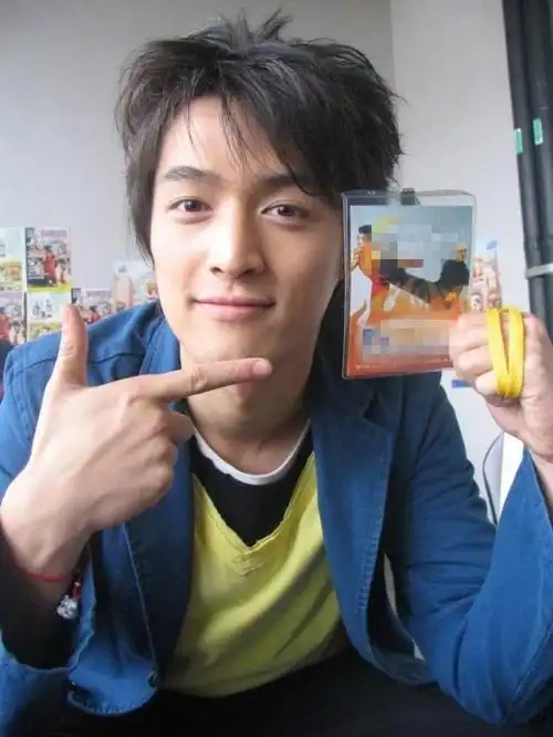 11日,有网友在微博晒出一组胡歌还在上大学时期的旧照,照片中的胡歌