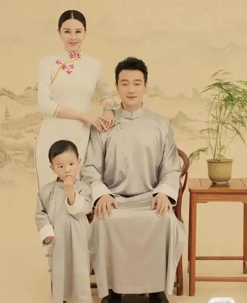 佟大为民国风全家福曝光!12岁大女儿已1米7,小女儿表情端庄