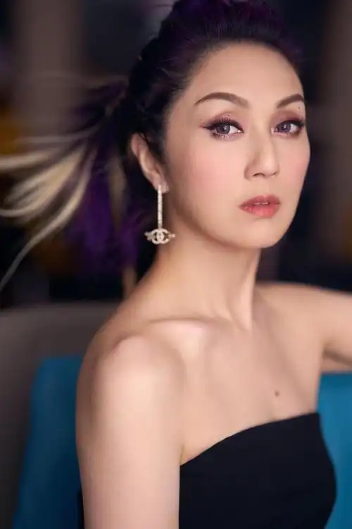 杨千嬅最新舞台彩色挑染造型也太美啦