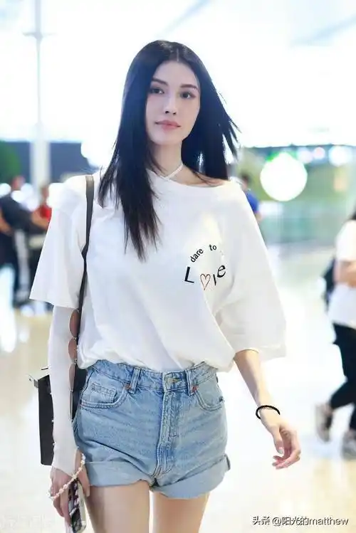 街拍:何穗白teo 牛仔短裤 白色小腿袜 帆布鞋清纯少女感_上海_机场