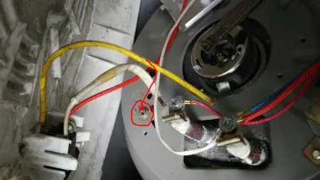 电饭煲这跟黄线是接在哪里的