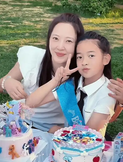 大女儿十岁生日,聂远和秦子越同框,小女儿一起出镜!