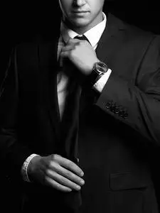 黑白西装成熟男图片