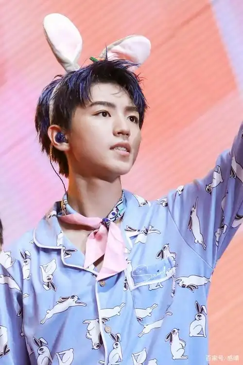 王俊凯睡衣照太帅了吧!又帅又萌