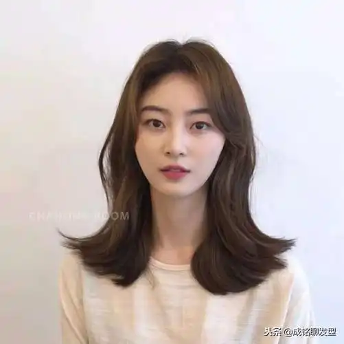 今年流行八字刘海的发型