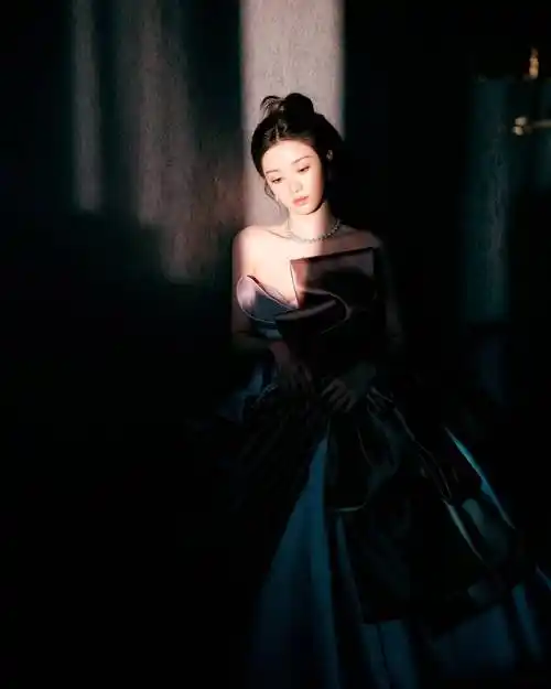 大眼睛甜妹田曦薇红毯造型太可爱抹胸蝴蝶结礼服性感又稚嫩