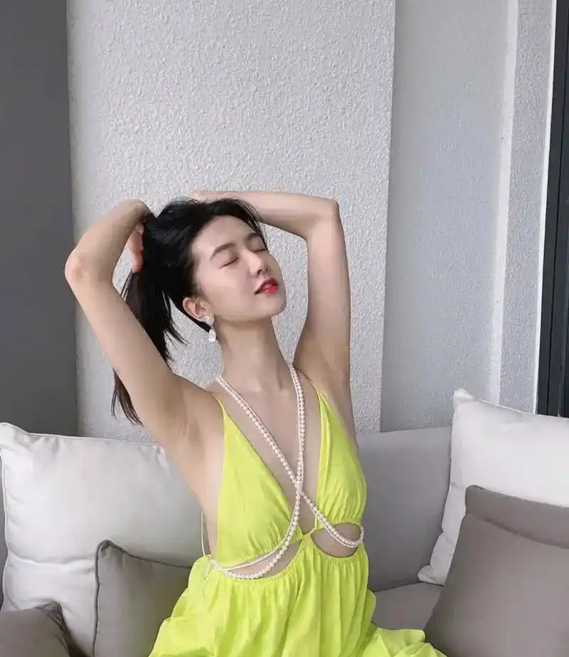 "甜美精灵"许龄月,天生丽质,一颦一笑都让人如沐春风,太美了