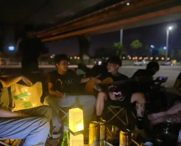 三两好友夏日路边听歌喝酒吹吹风