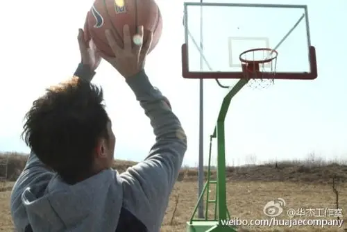 霍建华打篮球# 分享一个爱打篮球的霍老板,春光明媚的五月,一起运动