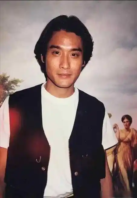 因一句我是中国人,梁家辉被封杀,沦落到街头摆摊!