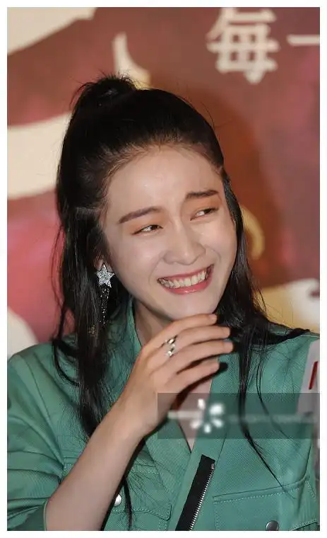 张雪迎放飞自我,发布会又打哈欠又露齿大笑,有点不忍直视!