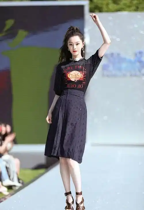 原创p图都不敢这么p吧宋轶穿高时尚长裙尬舞丝袜美腿让人羡慕