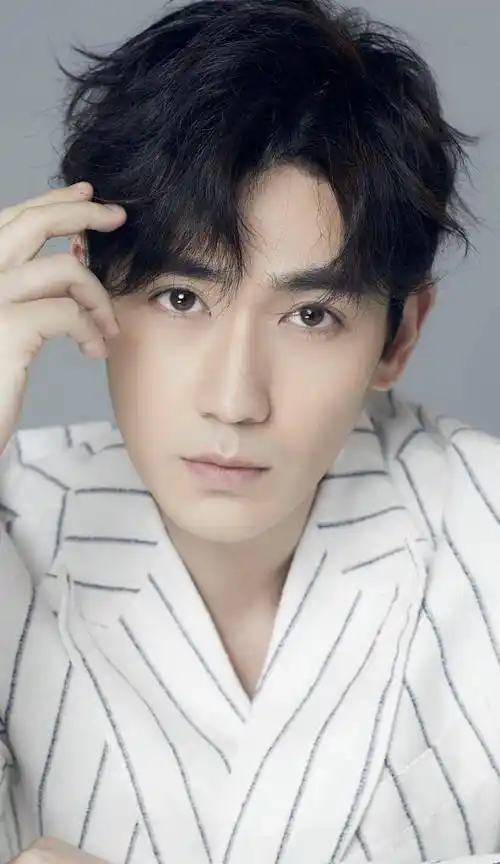 朱一龙:从流量小生到实力派的华丽转身_演技_艺术_舞台