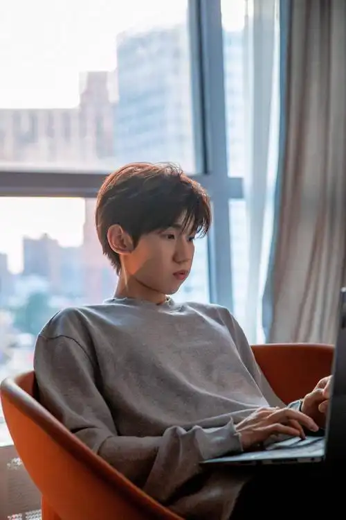 王源神仙四宫格图照上线啦嘟嘴呆萌的可爱崽崽