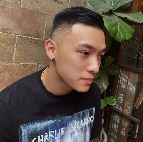 一,两边铲大背头发型