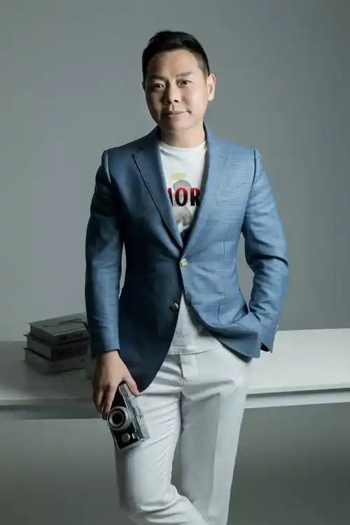 这张照片在黑白滤镜之下,更显出人物的沉着冷静,眉宇间可见其认真与