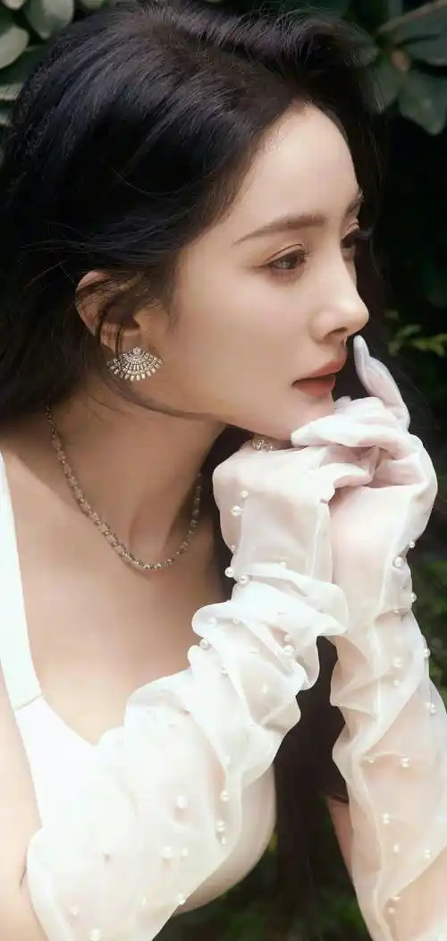 杨幂高清绝美写真,一袭雪白裙子,如春风般优雅迷人_白色_连衣裙_魅力