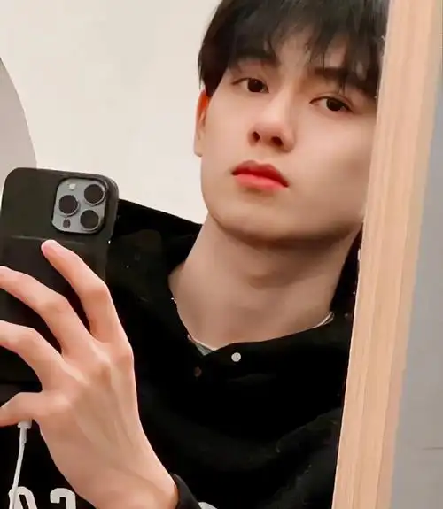 新郎出词第一人胡先煦不知道为什么看图片还是觉得好吵～帅是真的帅