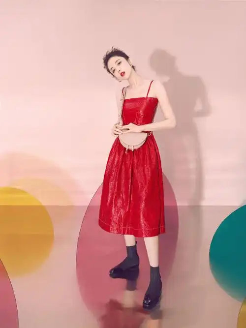 简介:古力娜扎甜美代言写真图片,分享一组古力娜扎图片给大家,图中的