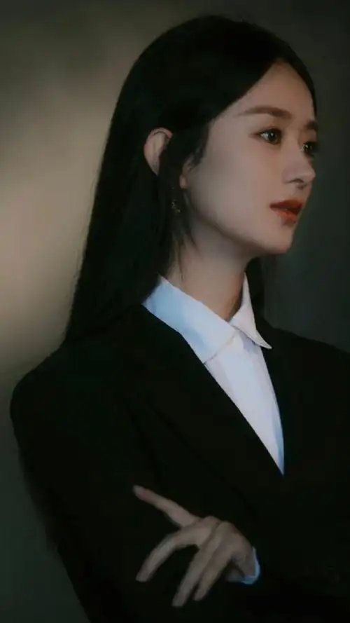 赵丽颖黑色皮衣造型