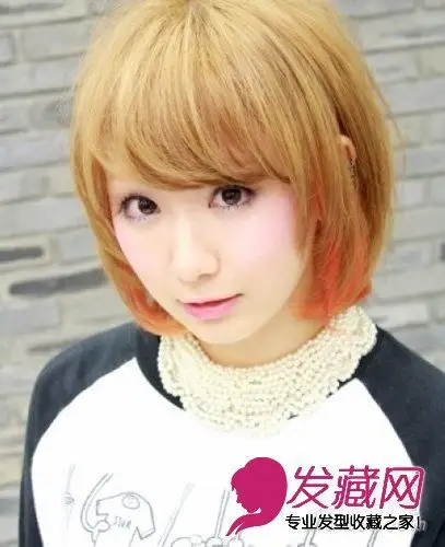 挑染的染发造型将短发的波波头显得更加个性十足,红色的发尾漂染,加上