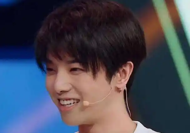 华晨宇闭关后难得现身,出席活动生图流出,这状态我没有看错吧?