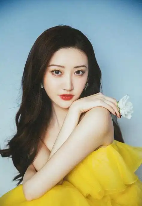 "天生不上镜"的8位女明星,真人个个又瘦又美,比照片漂亮10倍