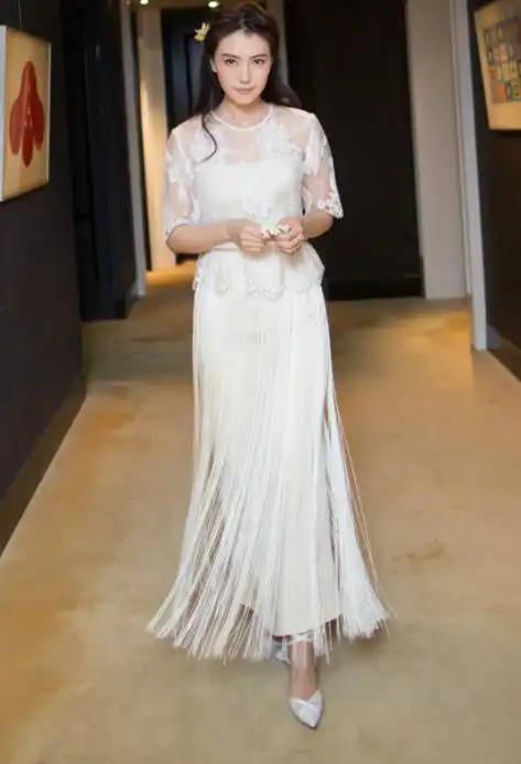 高圆圆美貌实力派 穿红色蕾丝连衣裙赚足回头率|裙装|高跟鞋|裸色