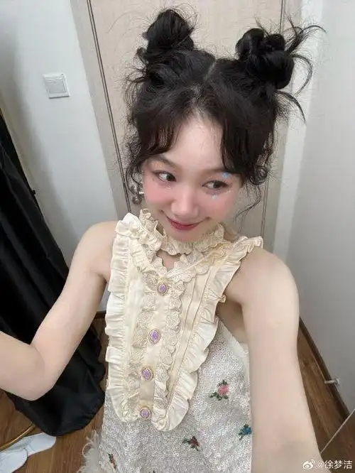 徐梦洁双丸子头造型自拍来啦!