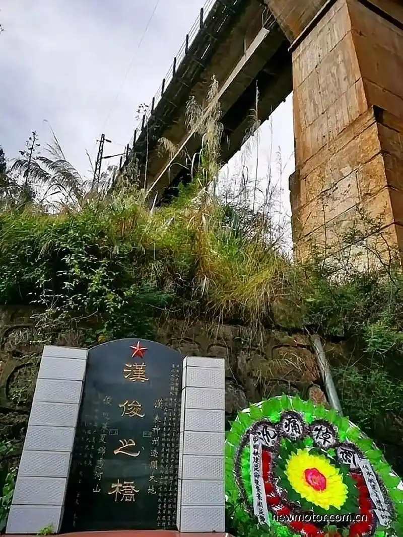 熊汉俊烈士.21岁战士掉进40米深桥墩,被水泥淹没前大喊:大 - 抖音