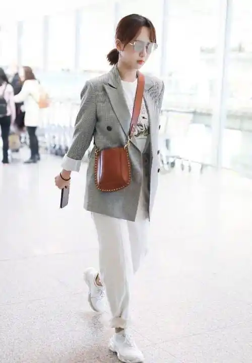 杨紫终于换新造型,西服搭休闲裤走机场时尚气质,却被包包抢了镜_白色